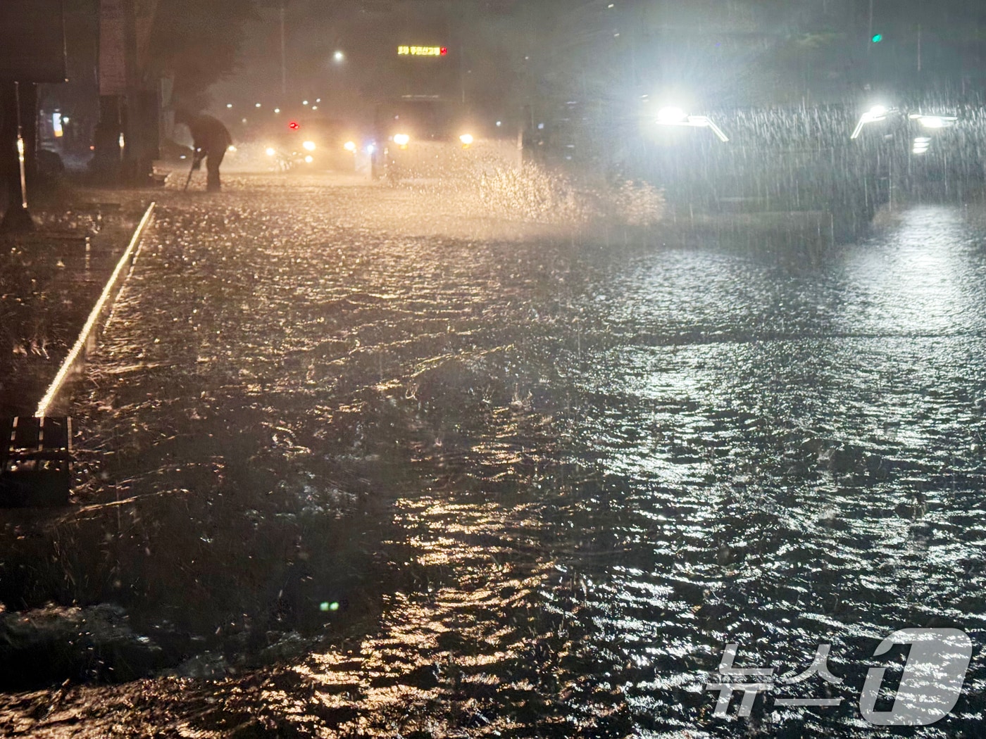 3일 호우경보가 발효 중인 광주시 광산구 운남동 도로를 지나는 차량들이 폭우에 서행하고 있다. 2025.8.3/뉴스1 ⓒ News1 김태성 기자