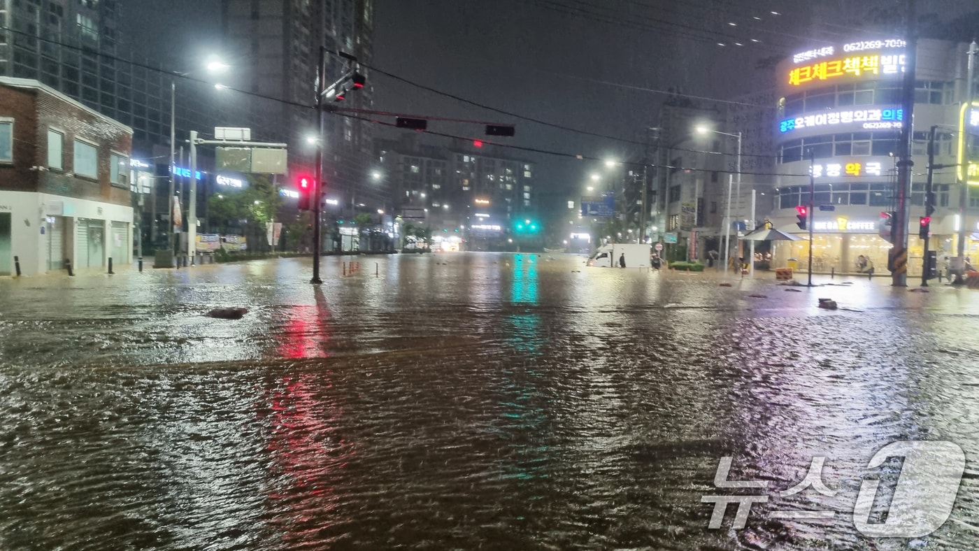 호우경보가 내린 3일 오후 상습 침수지역인 광주 북구 신안교 일대가 다시 침수돼 있다. (독자 제공. 재판매 및 DB 금지) 2025.8.3/뉴스1 ⓒ News1 박준배 기자