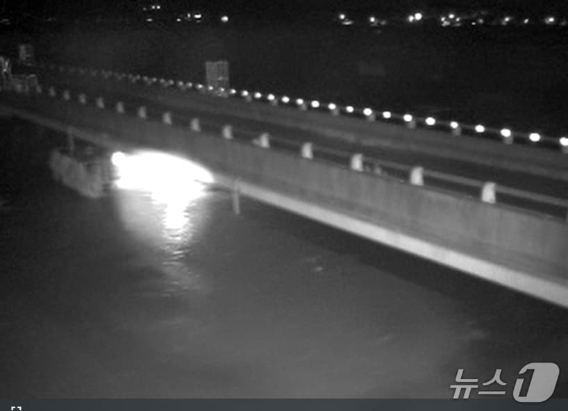 전남 함평군 원고막교의 3일 오후 11시 기준 실시간 CCTV 영상.(영산강홍수통제소 제공) 2025.8.3/뉴스1