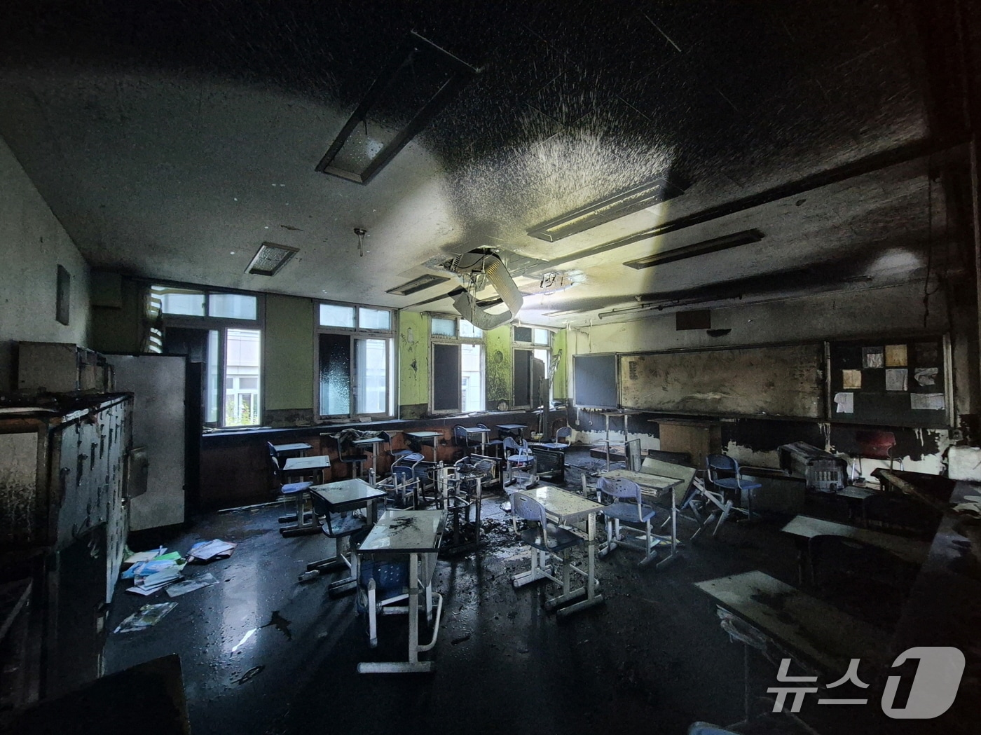불이 난 홍성의 한 중학교 교실.(홍성소방서 제공. 재판매 및 DB금지)