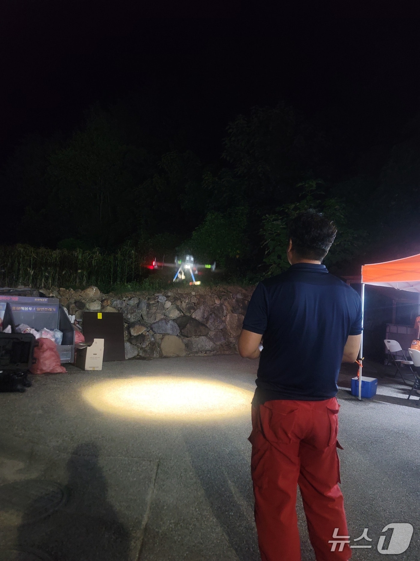 삼척 가곡면 오목리 산불 현장에서 야간시간대 드론으로 뒷불 감시 중인 동부산림청 관계자.&#40;동부지방신람청 제공, 재판매 및 DB 금지&#41; 2025.8.30/뉴스1