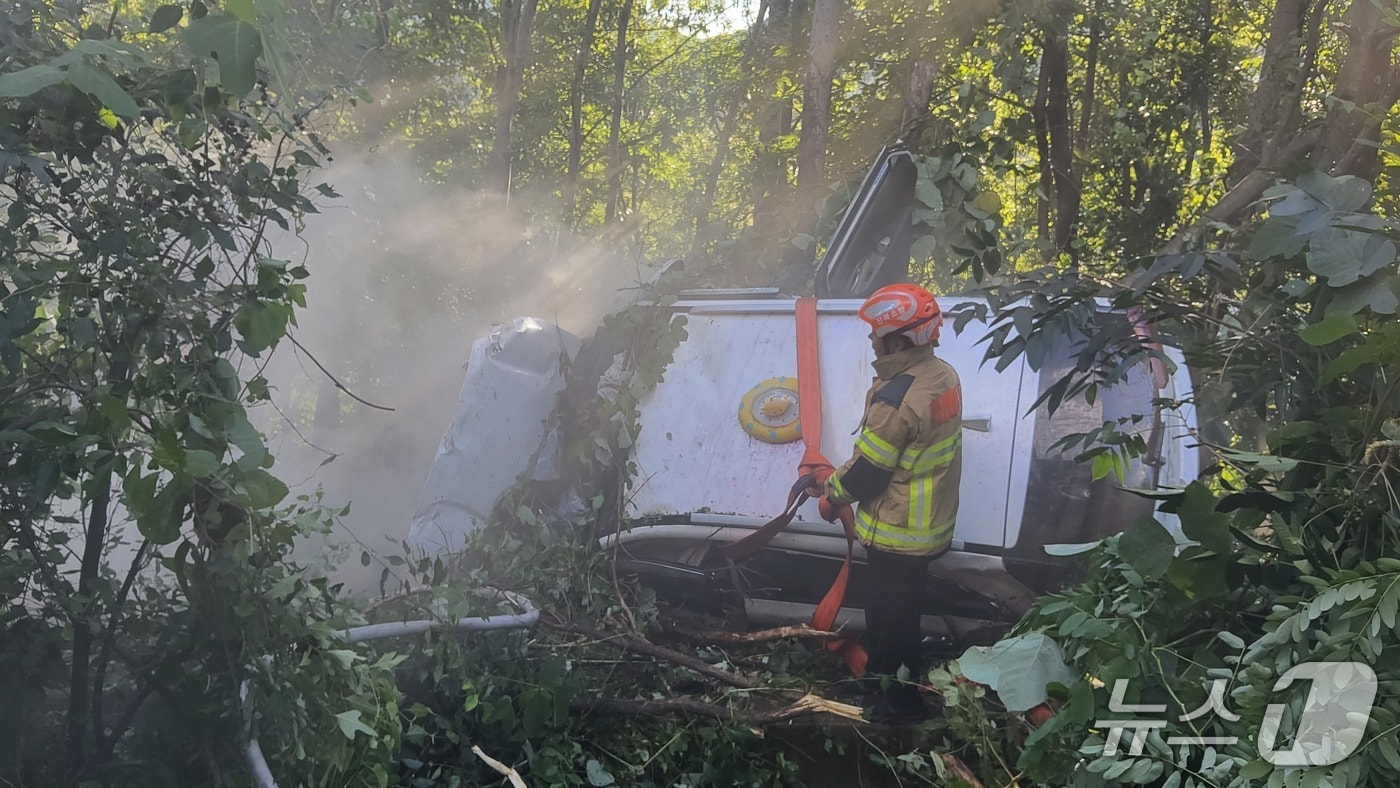 전북 완주의 한 도로에서 택시가 방범용 시설물을 들이받아 전도되는 사고로 1명이 숨지고 3명이 다쳤다.(전북소방 제공. 재판매 및 DB금지)2025.8.30/뉴스1