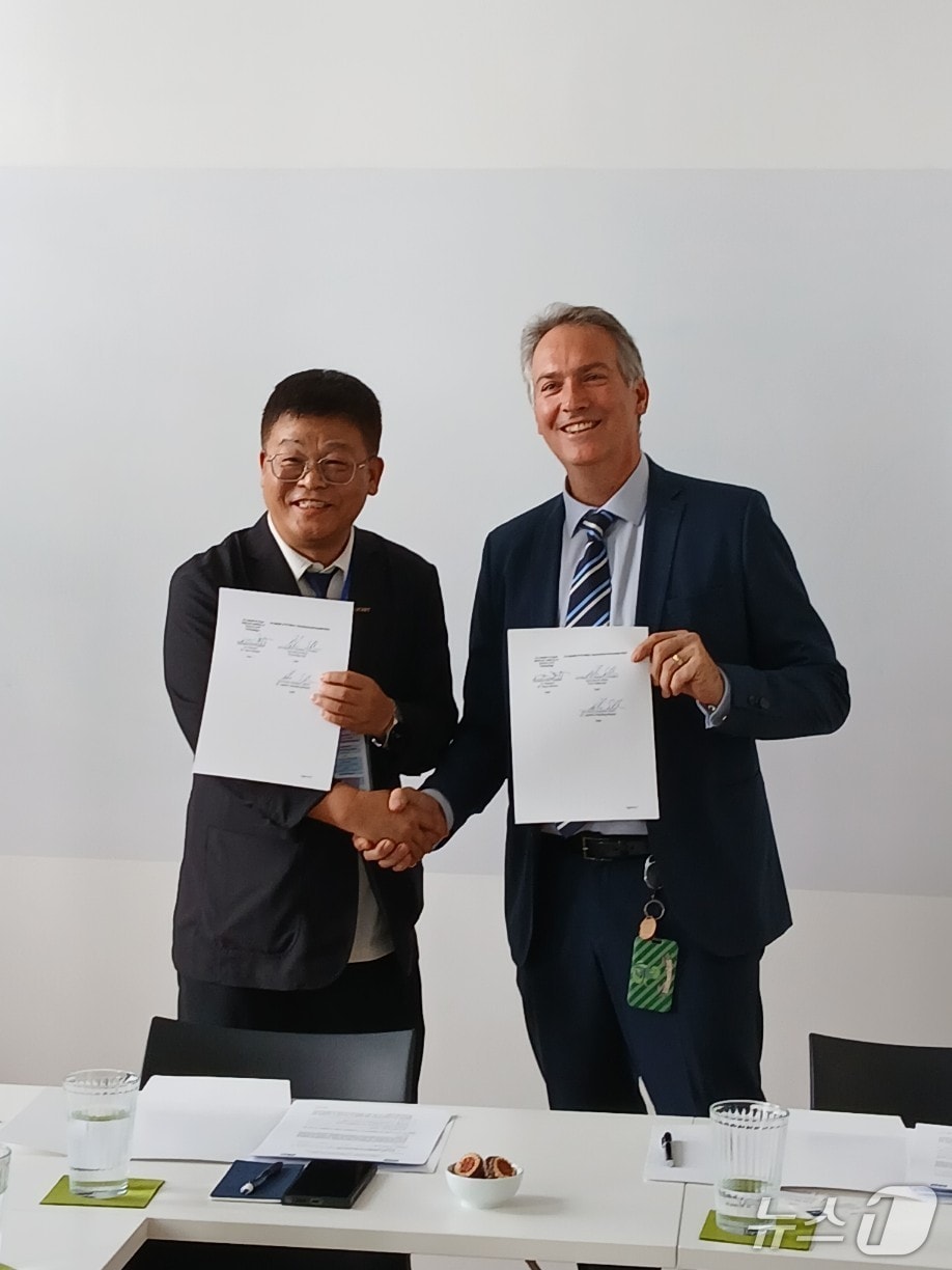 안현실 UNIST 연구부총장&#40;왼쪽&#41;과 피터 에르틀 빈 공대 부총장.