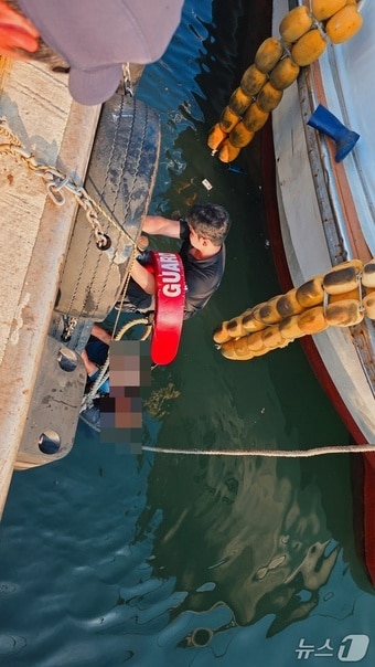 30일 아침 서귀포시 성산항 인근 바다에 빠진 70대 남성이 구조되고 있다.(서귀포해양경찰서 제공. 재판매 및 DB 금지)