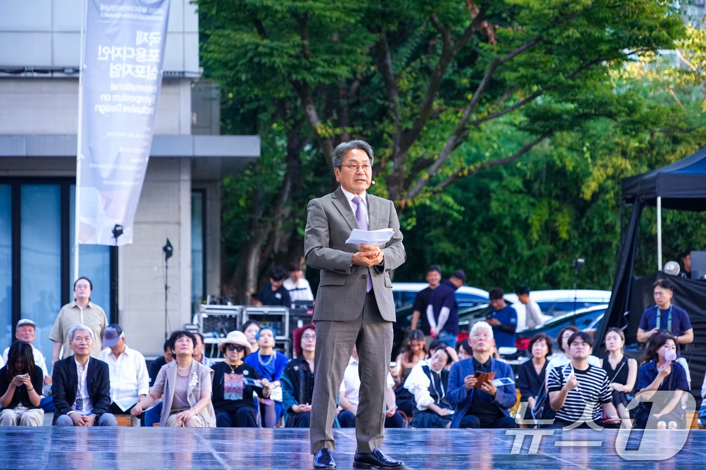 강기정 광주시장이 지난 29일 광주 북구 광주비엔날레 광장 특설무대에서 열린 '2025 광주디자인비엔날레' 개막식에서 환영사를 하고 있다. (광주시 제공. 재판매 및 DB 금지) 2025.8.30/뉴스1 ⓒ News1 박준배 기자