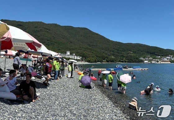 30일 경남 거제시 학동흑진주몽돌해수욕장을 찾은 피서객들.2025.08.30/뉴스1 강미영기자