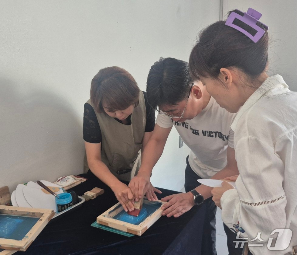 도시농사꾼은 30일 시각장애인 50명을 초청해 스마트팜 체험을 하고 있다.&#40;도시농사꾼 제공. 재판매 및 DB금지&#41;