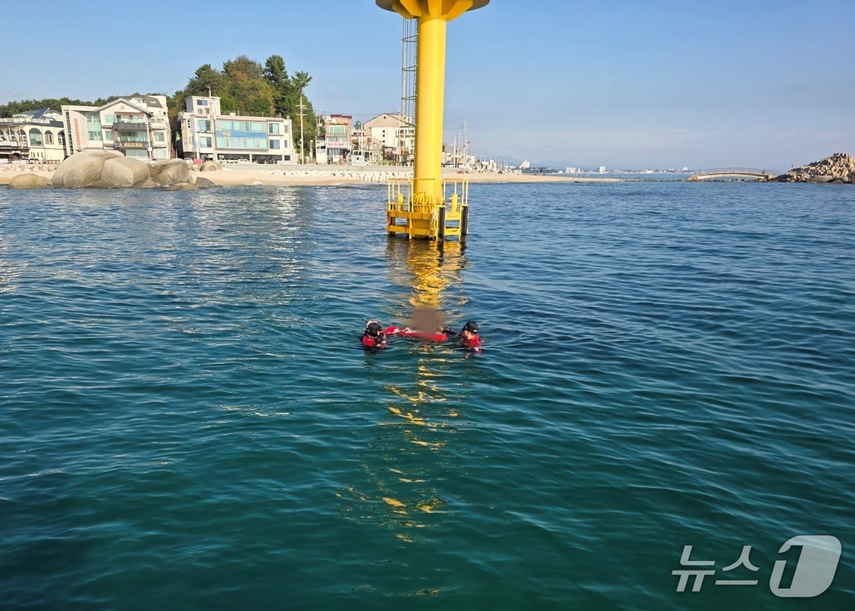 물놀이 중 표류한 30대 여성 구조 중인 강릉해경.(강릉해경 제공, 재판매 및 DB금지)