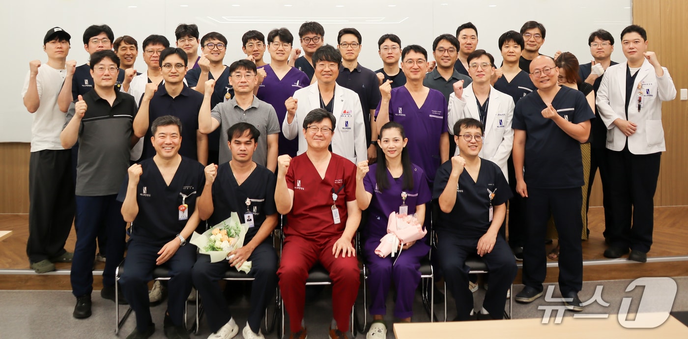 31일 에스포항병원이 캄보디아 국립병원(KSFH)소속 물리치료사들을 대상으로 실시한 3개월 간의 연수 프로그램을 성공적으로 마무리했다고 밝혔다. 연수를 성공적으로 마친 캄보디아 연수생들이 에스포항병원 관계자들과 기념촬영을 하고 있다. (에스포항병원제공, 재판매 및 DB금자) 2025.8.31/뉴스1 
