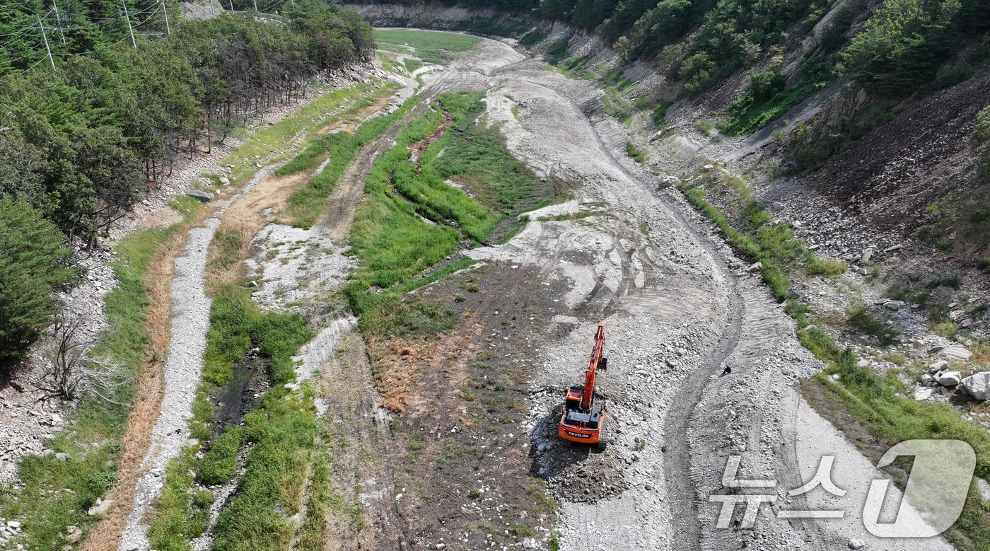 지난달 31일 강원 강릉시 주요 상수원인 오봉저수지 상류에서 한 관계자가 포크레인으로 물길을 내고 있다. 2025.8.31/뉴스1 ⓒ News1 김성진 기자