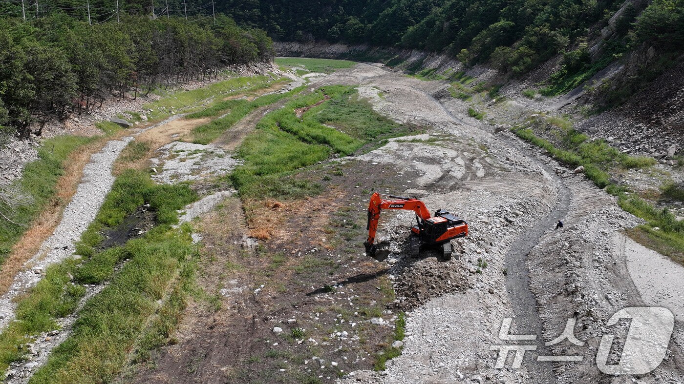 지난달 31일 강원 강릉시 주요 상수원인 오봉저수지 상류에서 한 관계자가 포크레인으로 물길을 내고 있다. 2025.8.31/뉴스1 ⓒ News1 김성진 기자