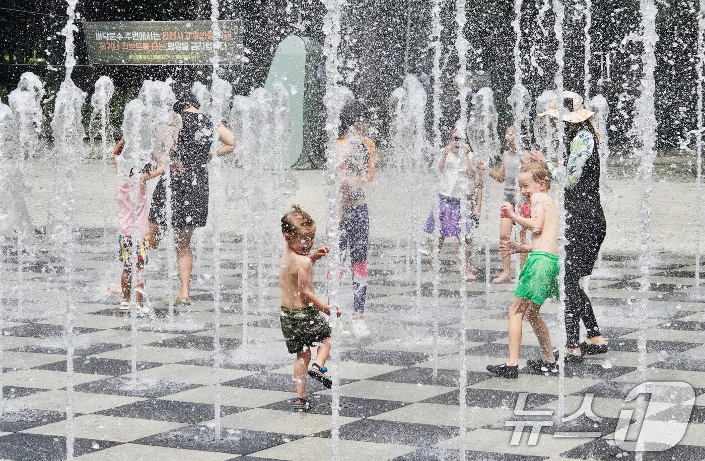 시민들이 바닥 분수에서 나오는 물줄기를 맞으며 더위를 식히고 있다.(사진은 기사 내용과 무관함) / 뉴스1 ⓒ News1