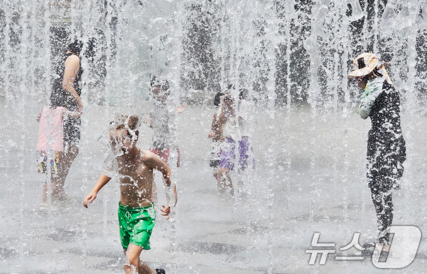 더위 식히는 어린이들.&#40;뉴스1 DB&#41;