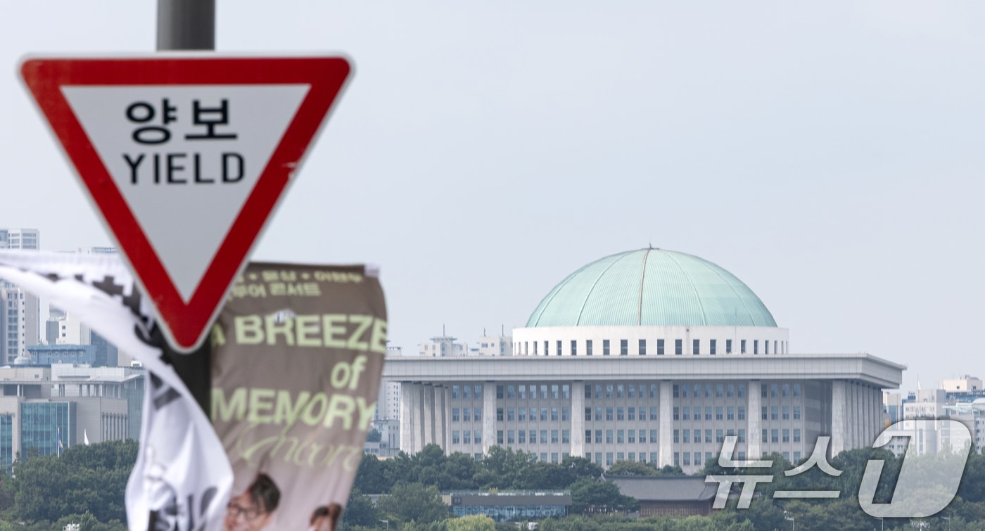 제429회 국회&#40;정기회&#41; 개회식을 하루 앞둔 31일 서울 여의도 국회의 모습이 보이고 있다. 정기국회는 오는 9월1일 개회식을 시작으로 9·10일 교섭단체대표연설, 15~18일 대정부질문 순으로 진행된다. 2025.8.31/뉴스1 ⓒ News1 이승배 기자