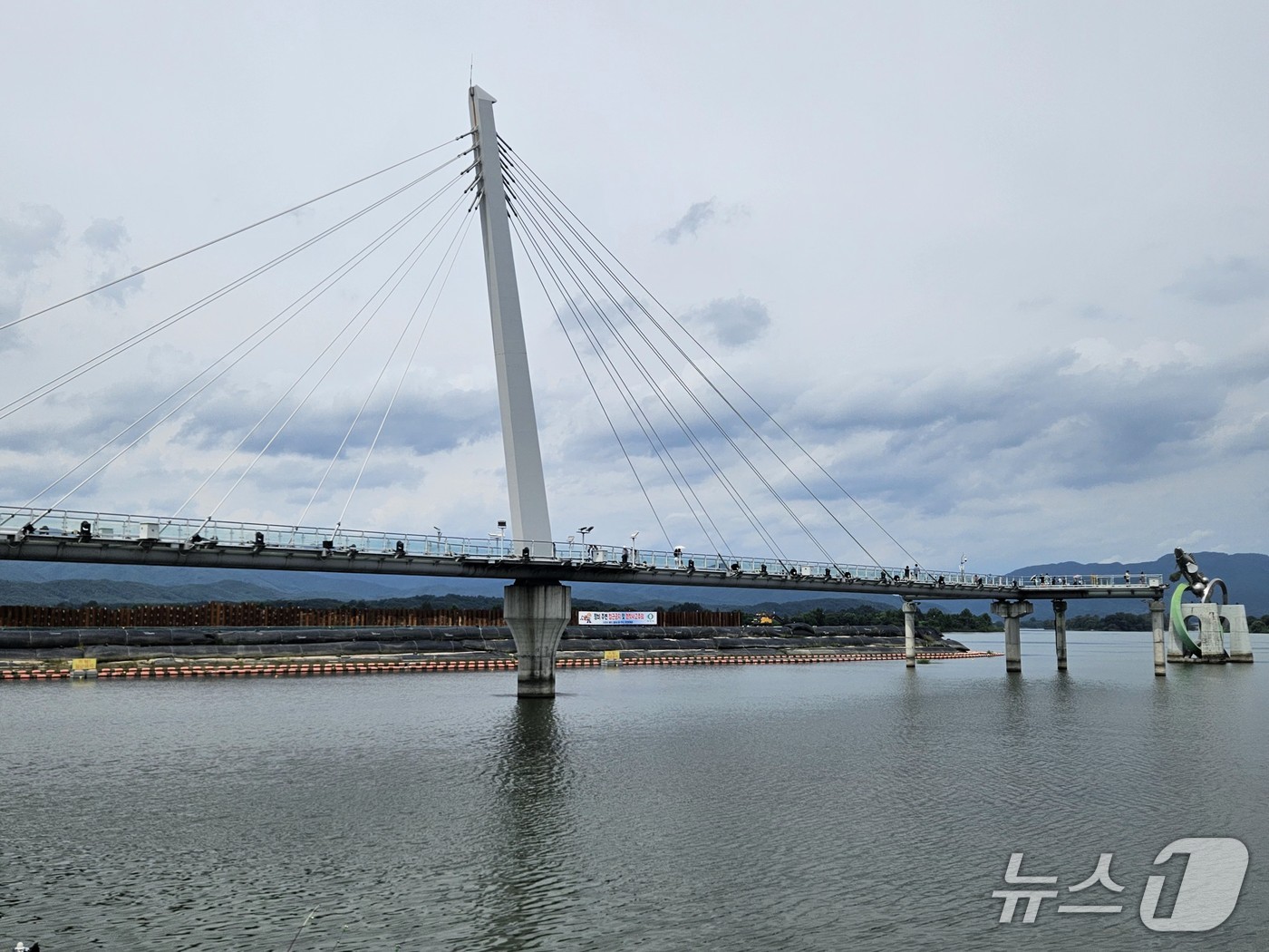 31일 강원 춘천 근화동 소양강스카이워크를 찾은 관광객들이 춘천의 경치를 감상하고 있다.2025.8.31 한귀섭 기자