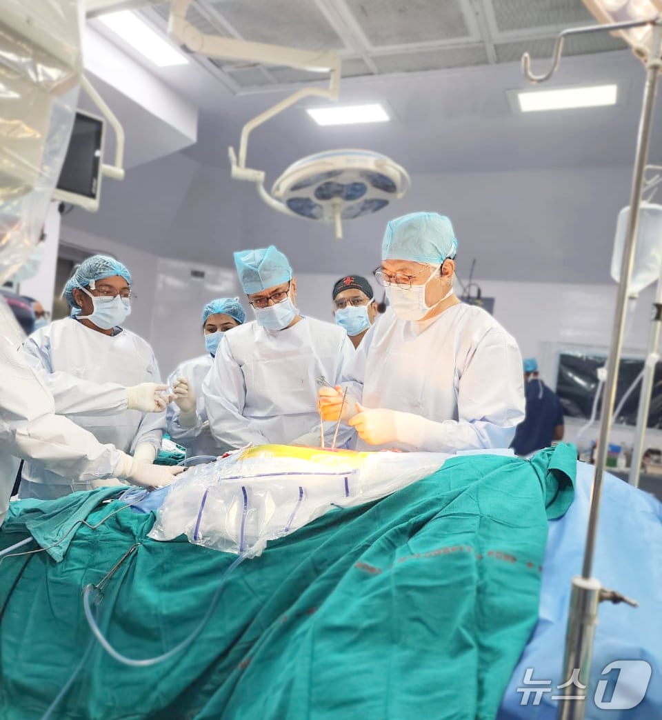 라이브 서저리를 집도하는 박철웅 대전우리병원 박사(오른쪽) (대전우리병원 제공) /뉴스1