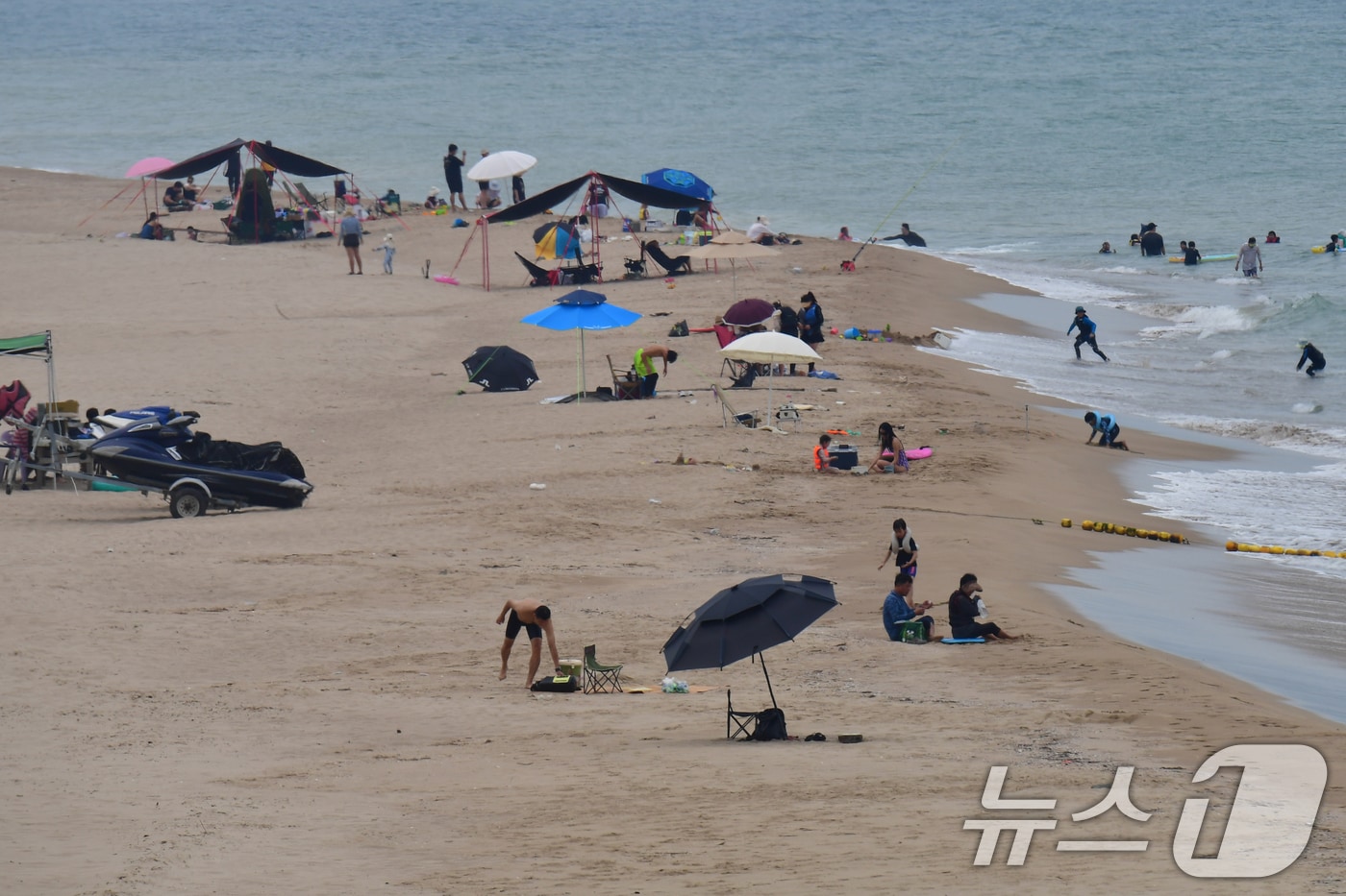 8월의 마지막 날인 31일 오후 경북 포항시 북구 흥해읍 용한리 해수욕장에서 관광객들이 더위를 식히고 있다. 2025.8.31/뉴스1 ⓒ News1 최창호 기자