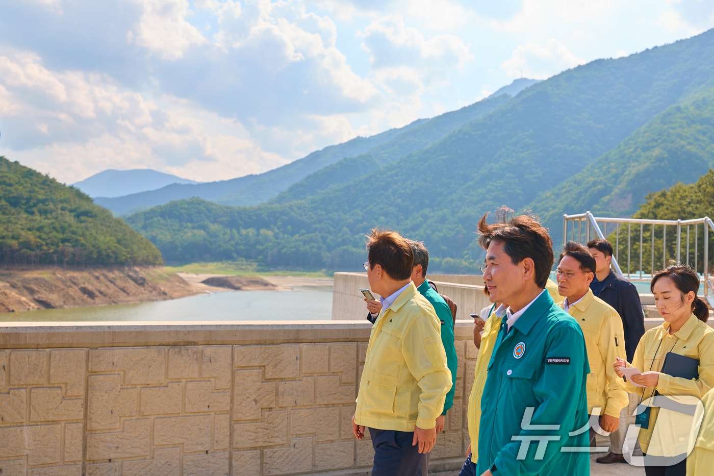 이재명 대통령이 지난 30일 강원 강릉시 성산면 오봉저수지를 방문해 가뭄 피해 상황 등을 점검하고 있다. (이재명 대통령 SNS. 재판매 및 DB 금지) 2025.8.31/뉴스1 ⓒ News1 허경 기자