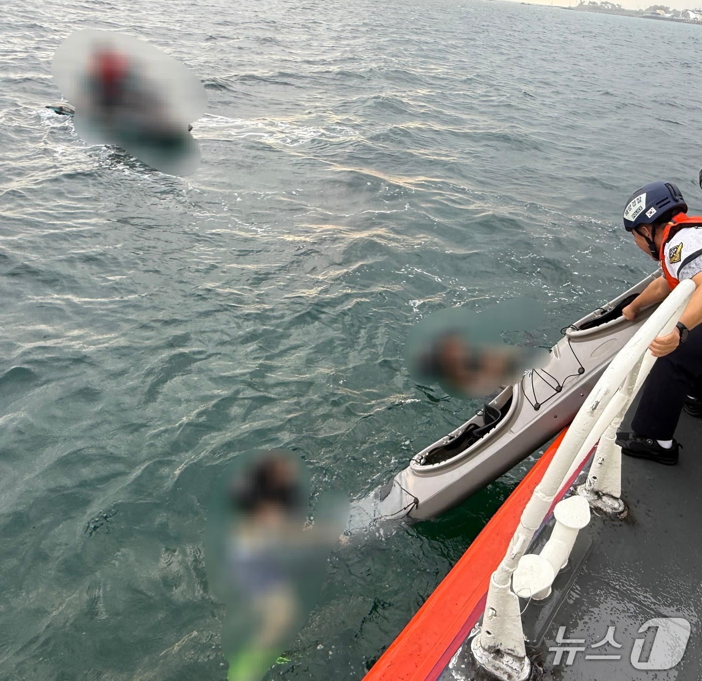 지난 30일 제주시 한림읍 앞바다에서 수상레저활동 중 파도에 떠밀려 표류한 2명이 구조되고 있다.&#40;제주해양경찰서 제공. 재판매 및 DB 금지&#41;