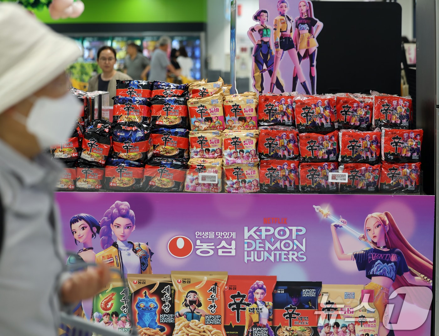 지난달 31일 서울 시내 한 마트에 농심과 넷플릭스가 협업한 '케이팝 데몬 헌터스' 스페셜 제품이 진열돼 있다. 농심은 대표적인 제품인 신라면과 새우깡 등에는 루미, 미라 조이, 사자보이즈 등 '케데헌' 캐릭터들의 얼굴이 들어간 제품을 한정 출시했다. 2025.8.31/뉴스1 ⓒ News1 황기선 기자