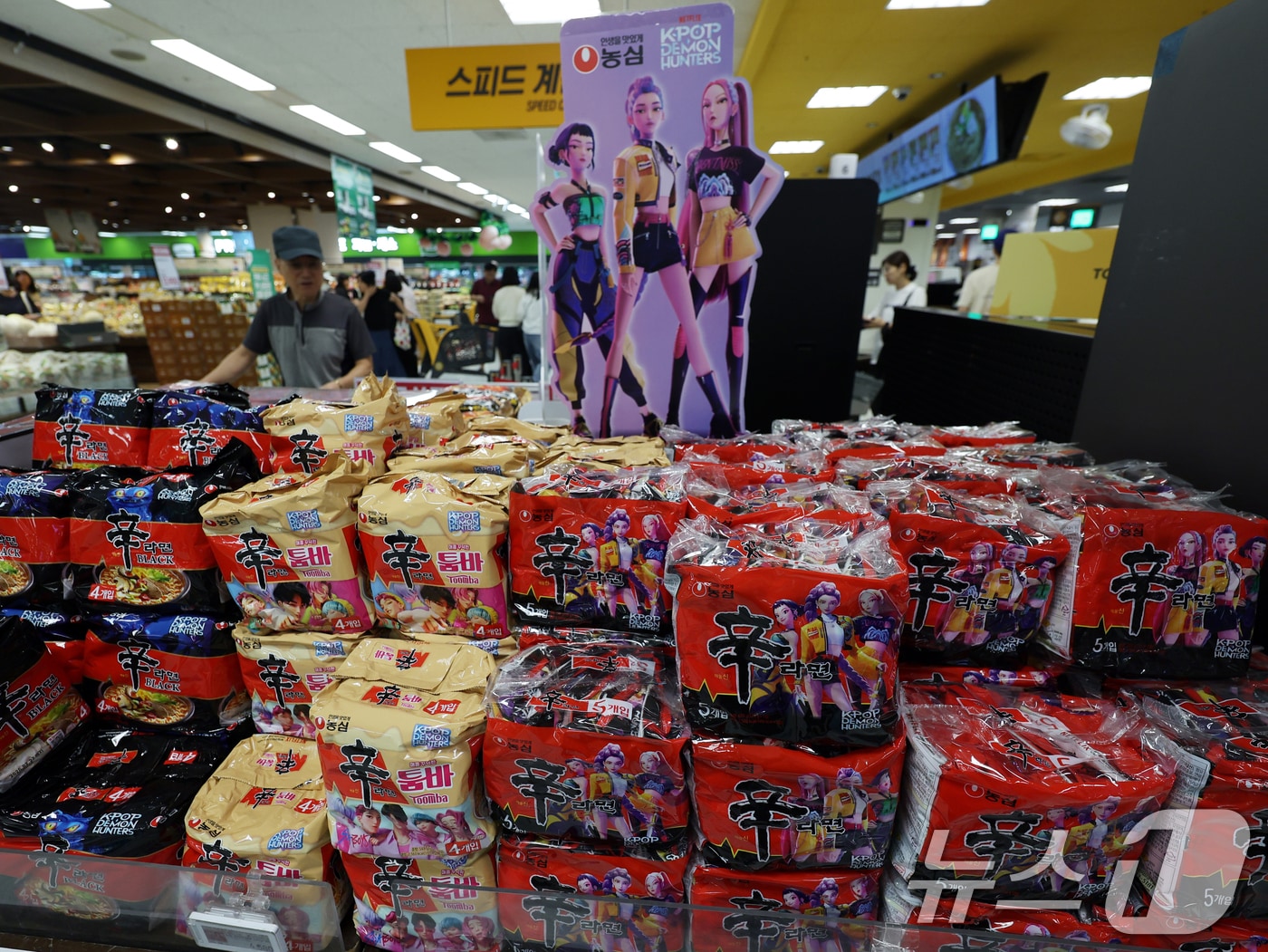 31일 서울 시내 한 마트에 농심과 넷플릭스가 협업한 '케이팝 데몬 헌터스' 스페셜 제품이 진열돼 있다. 농심은 대표적인 제품인 신라면과 새우깡 등에는 루미, 미라 조이, 사자보이즈 등 '케데헌' 캐릭터들의 얼굴이 들어간 제품을 한정 출시했다. 2025.8.31/뉴스1 ⓒ News1 황기선 기자