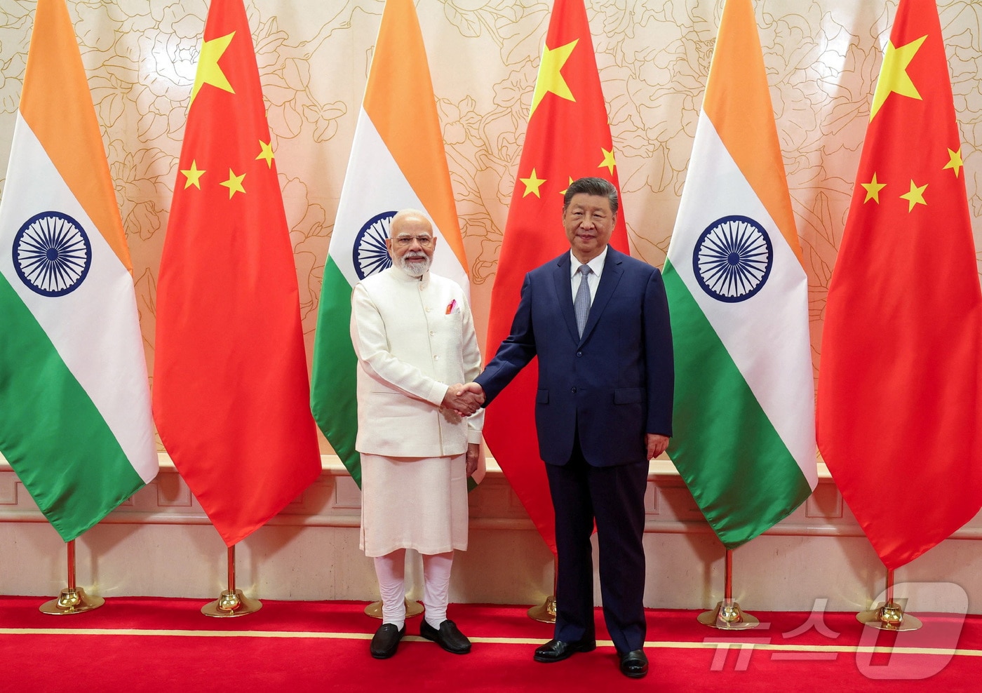 31일 중국 톈진에서 열린 상하이협력기구&#40;SCO&#41; 정상회의를 계기로 열린 양자회담에서 인도 나렌드라 모디 총리가 중국 시진핑 국가주석과 악수하고 있다.2025.08.31.ⓒ 로이터=뉴스1