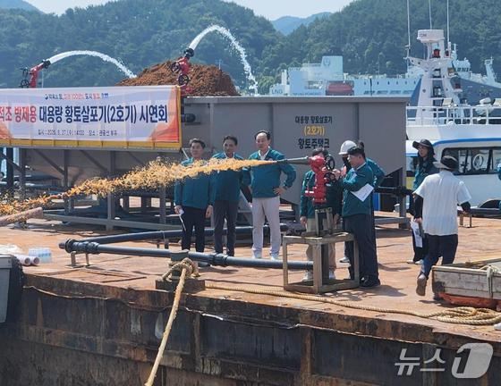 경남도 관계자들이 적조 방제용 황토를 살포하고 있다.(경남도 제공. 재판매 및 DB금지)
