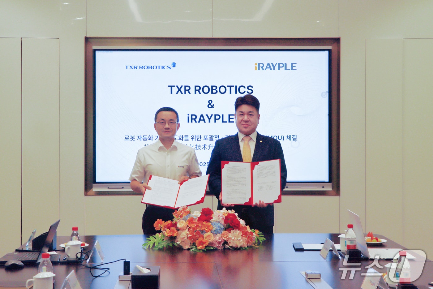 엄인섭 티엑스알로보틱스 대표&#40;오른쪽&#41;와 리밍 아이레이플&#40;iRAYPLE&#41; 부사장이 지난 1일 중국 항저우에 위치한 다화&#40;Dahua&#41; 본사에서 로봇 자동화 기술 협력을 위한 업무협약&#40;MOU&#41;을 체결한 후 기념촬영을 하고 있다&#40;유진그룹 제공&#41;. ⓒ 뉴스1