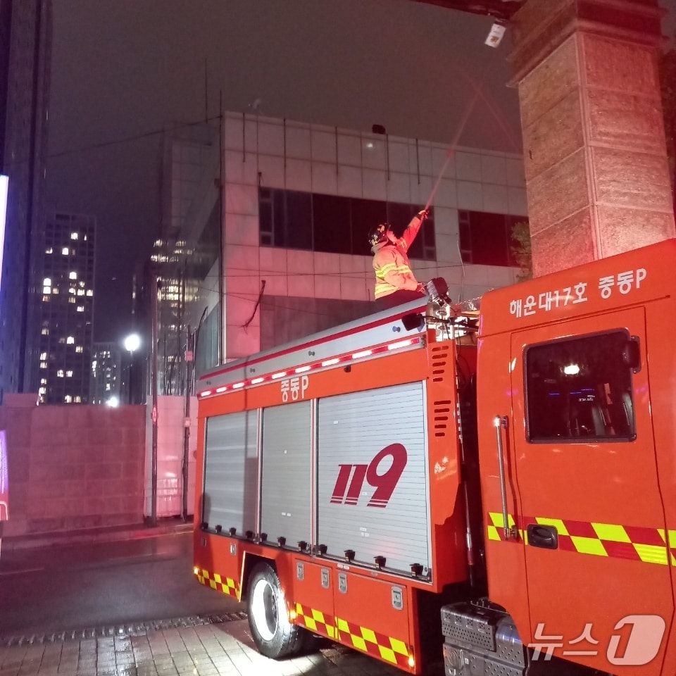 호우주의보가 발령된 3일 오후 해운대구 중동 아파트에서 출입구 간판 이탈 우려가 소방당국에 접수 돼 소방대원들이 안전조치를 시행하고 있다.&#40;부산소방재난본부 제공. 재판매 및 DB 금지&#41;