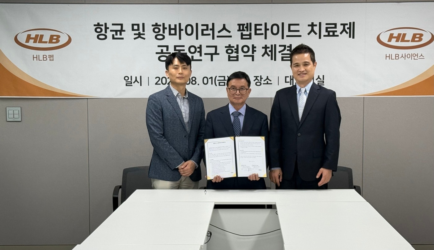  &#40;사진 왼쪽부터&#41;심경재·김재일 HLB펩 공동대표와 윤종선 HLB사이언스 대표가 &#39;향균 및 항바이러스 펩타이드 치료제 공동연구 협약식&#39;에서 기념촬영을 하고 있다. &#40;HLB그룹 제공&#41;