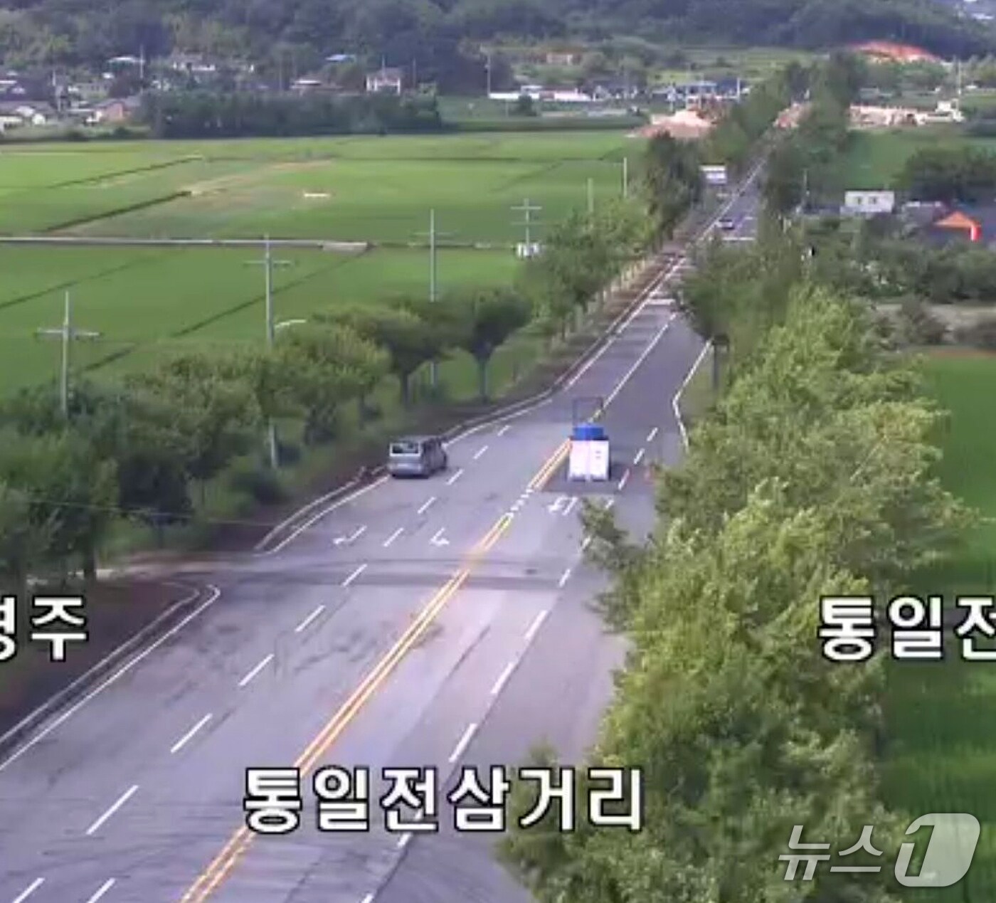 140㎜의 폭우가 쏟아진 경주시에서 하천물이 불어나면서 일부 도로의 통행이 통제됐다. 4일 오전 임시도로 일부 구간이 유실돼 통행이 차단된 통일전삼거리 모습.(경주시 교통CCTV 갈무리, 재판매 및 DB금자) 2025.8.4/뉴스1 