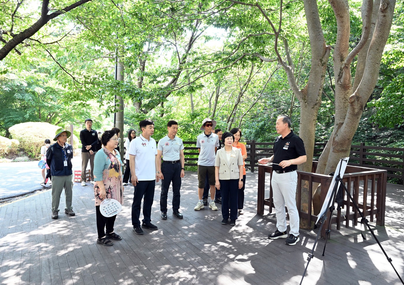 피서지 근무자들 격려 모습.(보령시의회 제공. 재판매 및 DB금지)/뉴스1