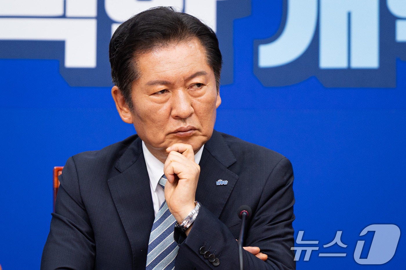 정청래 더불어민주당 대표가 4일 서울 여의도 국회에서 열린 최고위원회의에서 최고위원들의 발언을 들으며 생각에 잠겨 있다. 2025.8.4/뉴스1 ⓒ News1 유승관 기자