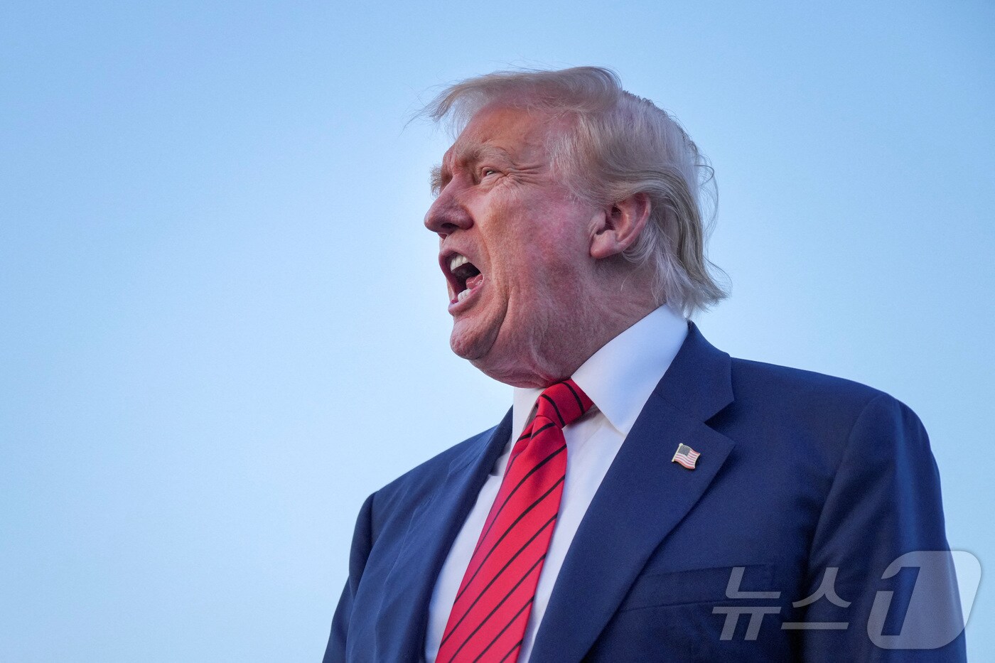 도널드 트럼프 미국 대통령이 3일(현지시간) 펜실베이니아주 앨런타운의 리하이밸리 국제공항에서 기자들과 대화하고 있다. 2025.08.03 ⓒ 로이터=뉴스1 ⓒ News1 최종일 선임기자
