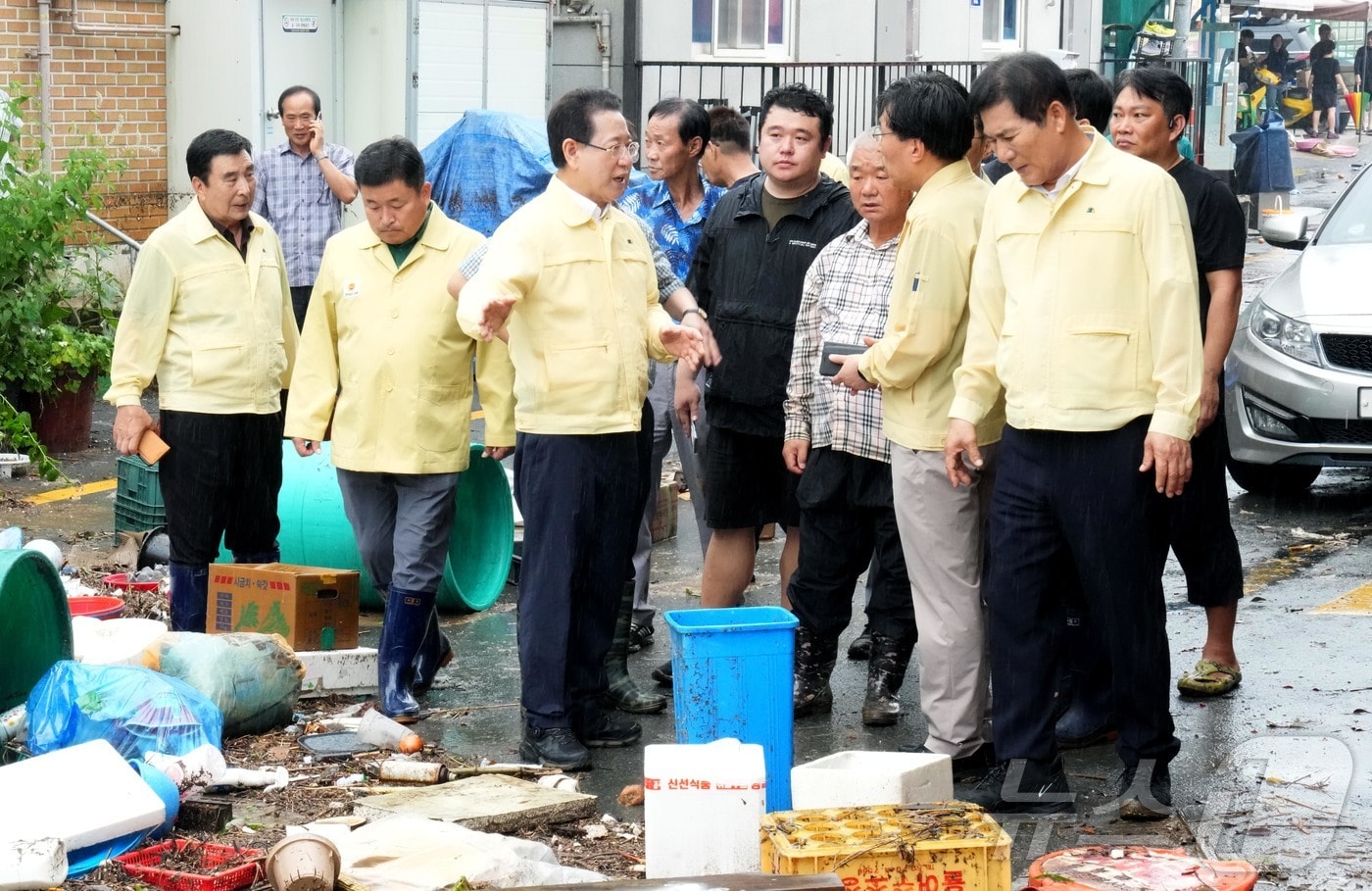 김영록 전라남도지사가 4일 오전 극한호우가 쏟아진 함평군 천지전통시장 피해 현장을 방문, 피해 현황을 청취하고 신속한 복구 대책을 당부하고 있다.&#40;전남도 제공. 재판매 및 DB금지&#41; 2025.8.4/뉴스1