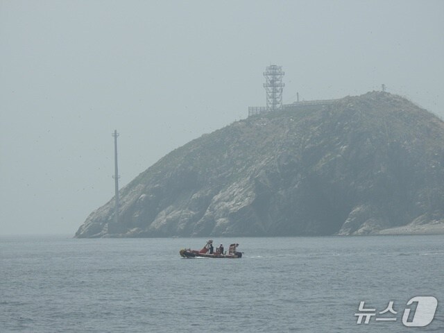 군산해경이 수중 레저 활동이 금지된 공군 사격장인 직도 인근의 수중 레저 활동 감시를 강화한다.(군산해경 제공. 재판매 및 DB금지)
