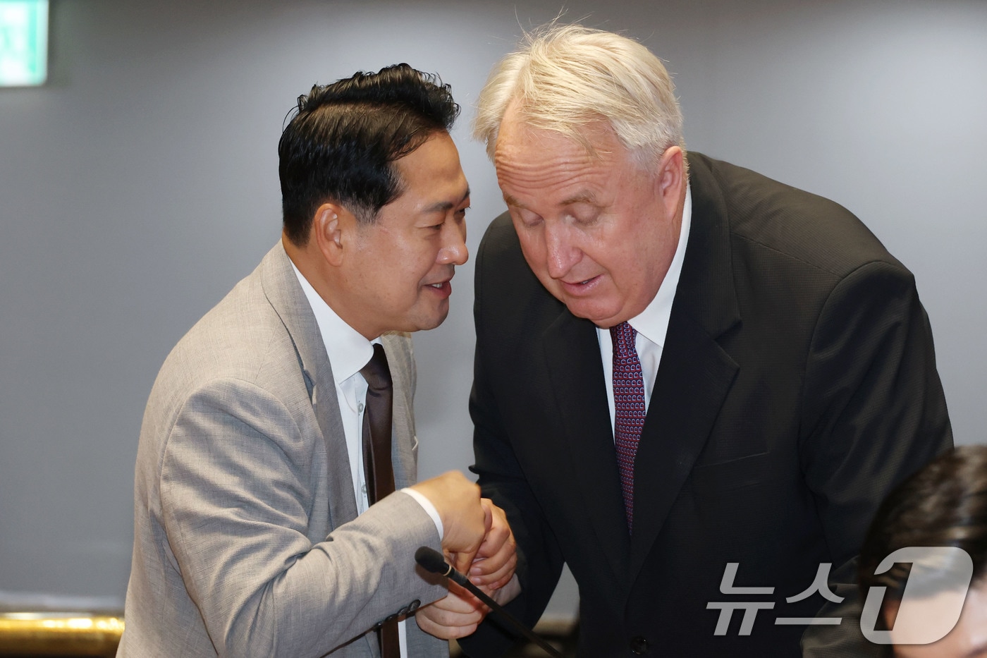 국민의힘 당대표 후보인 장동혁 의원이 지난 8월 4일 오전 서울 여의도 국회에서 열린 의원총회에서 인요한 의원과 대화하고 있는 모습. 2025.8.4/뉴스1 ⓒ News1 이광호 기자