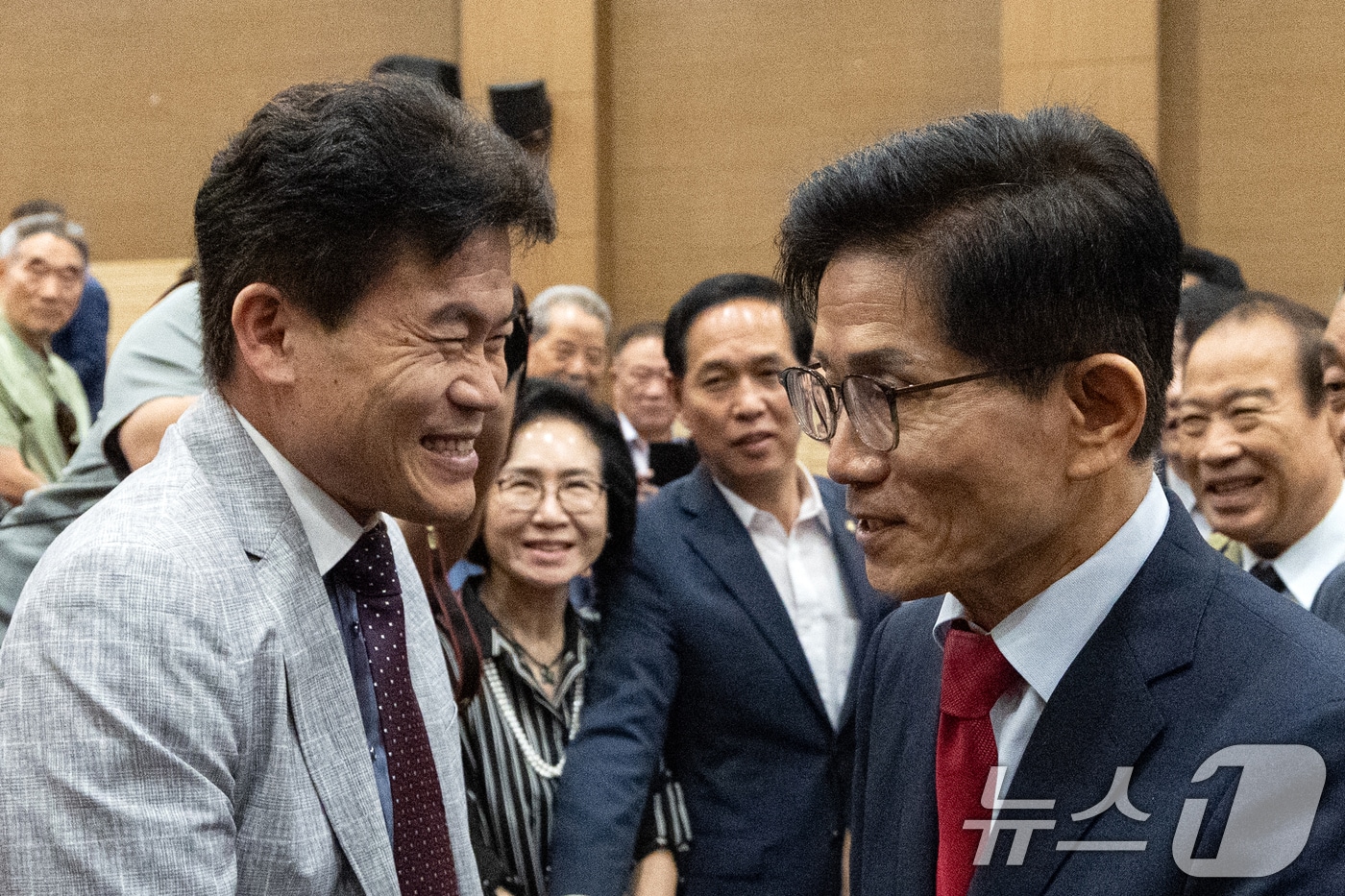 김문수 국민의힘 당 대표 후보가 4일 오전 서울 여의도 국회 의원회관에서 열린 투게더포럼 시국토론회 '투쟁이 혁신이다'에 참석해 전 한국사 강사 전한길 씨와 인사 나누고 있다. 2025.8.4/뉴스1 ⓒ News1 이승배 기자