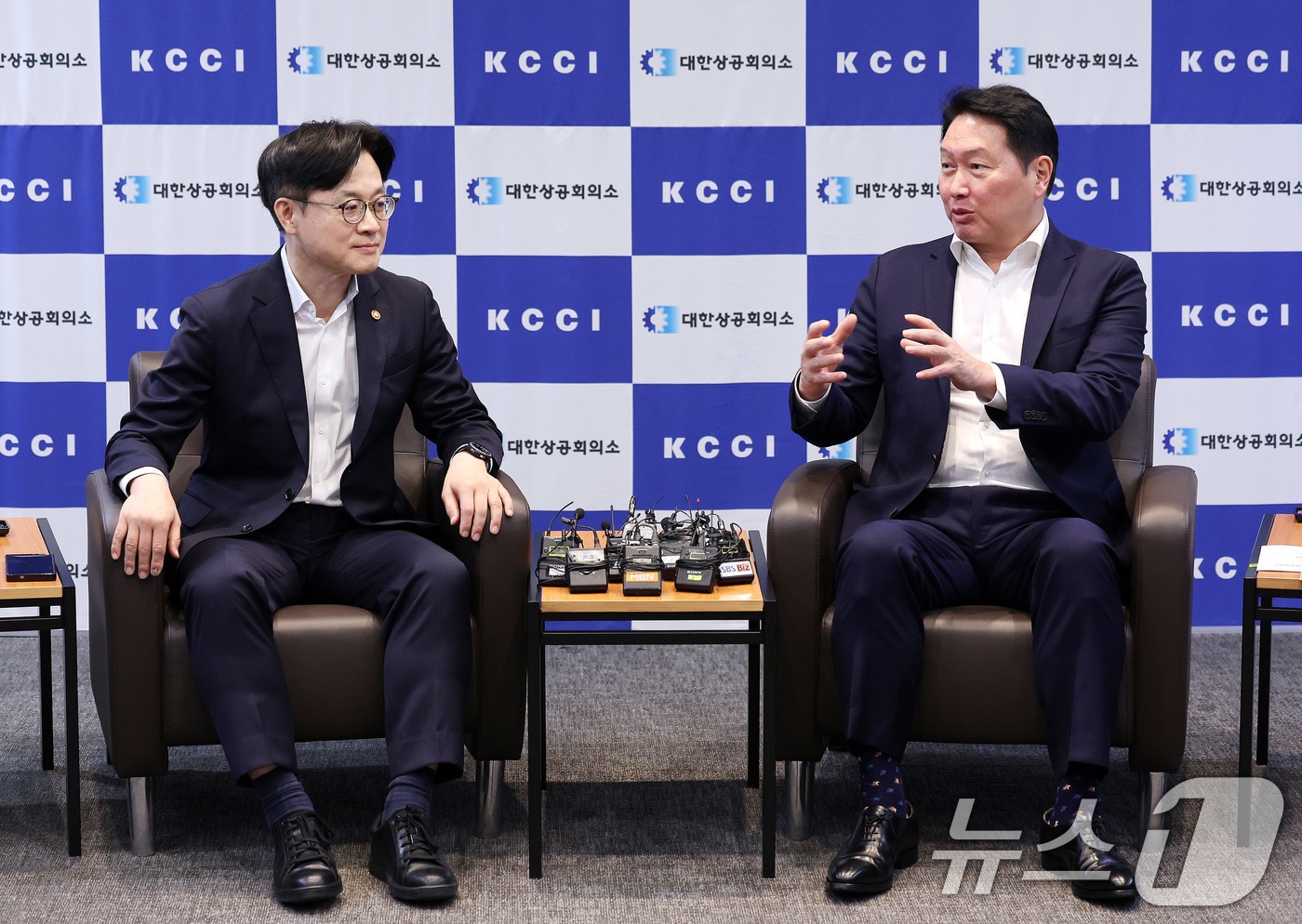 김정관 산업통상자원부 장관이 서울 중구 대한상공회의소에서 최태원 대한상공회의소 회장과 만나 면담을 하고 있다. 2025.8.4 ⓒ 뉴스1 박지혜 기자