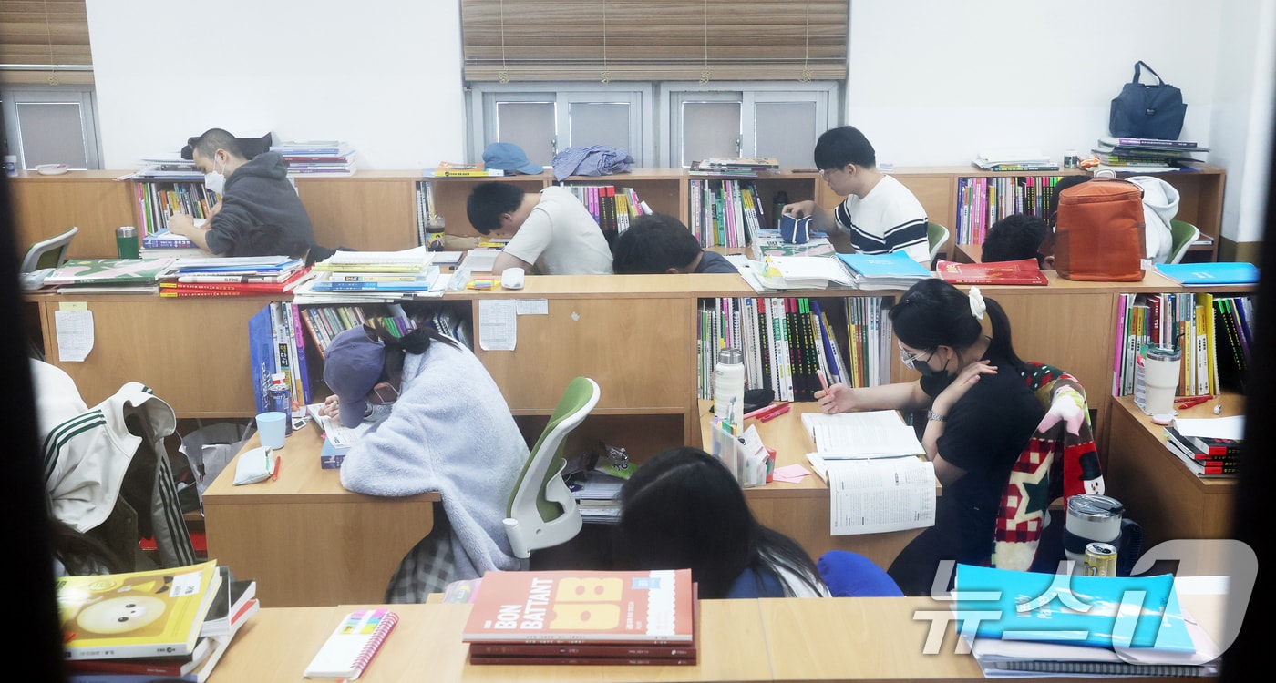 2026학년도 대학수학능력시험 D-100일을 하루 앞둔 4일 경기 수원시 권선구 수원메가스터디학원에서 수험생들이 자율학습을 하고 있다. 2025.8.4/뉴스1 ⓒ News1 김영운 기자