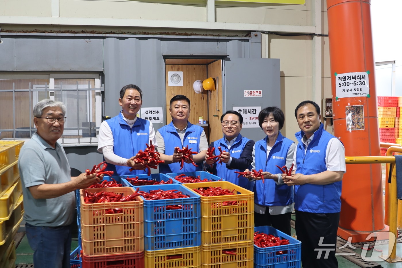 4일 전북 임실군의회가 고추가공센터를 방문해 홍고추 수매 현장을 점검하고 농민들의 노고를 격려했다.(임실군제공. 재판매 및 DB금지)2025.8.4/뉴스1