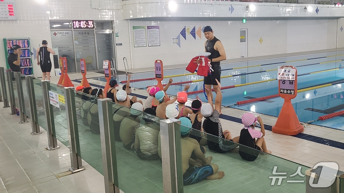 강원 춘천도시공사, 지역아동센터 어린이 대상 무료 수영 교실 진행.(춘천도시공사 제공, 재판매 및 DB금지)