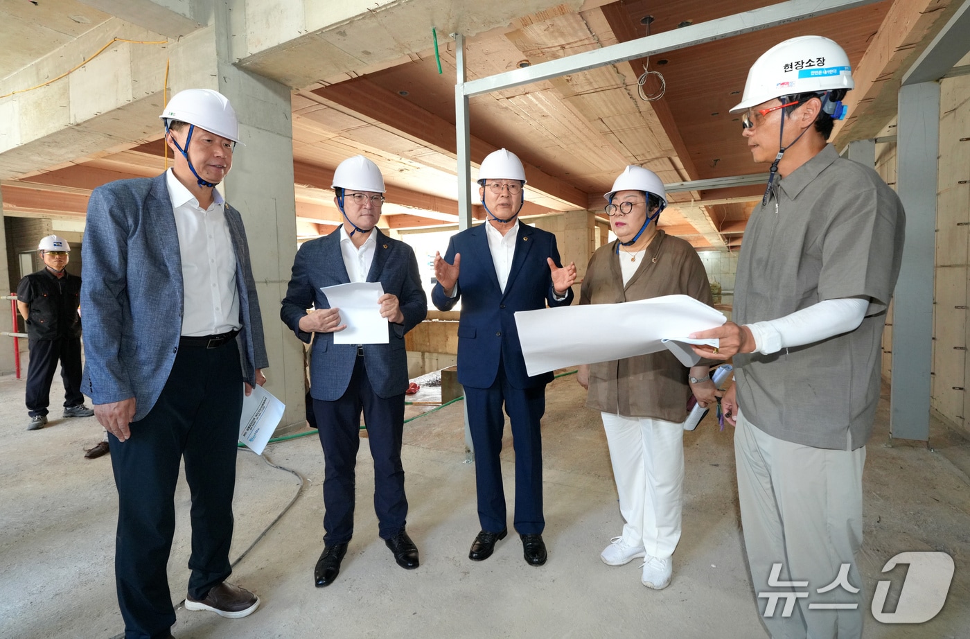 4일 문승우 의장 등 전북도의원들이 군산 내흥초등학교와 군산새빛유치원 신축 공사 현장을 방문해 공정 상황을 점검했다.(의회제공. 재판매 및 DB금지)2025.8.4/뉴스1