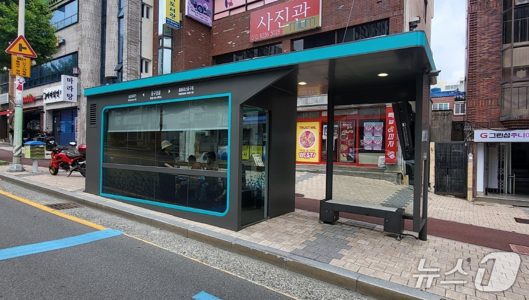 울산 중구가 폭염 대비 에어 송풍기, 충전기 등 편의시설을 갖춘 스마트 승강장을 추가 조성한다고 4일 밝혔다.(울산중구청제공. 재판매 및 DB 금지)