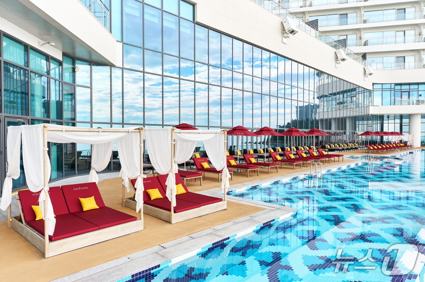 카시아 속초 X 몰바니 협업 인피니티 풀 전경.(카시아 속초 제공, 재판매 및 DB금지)