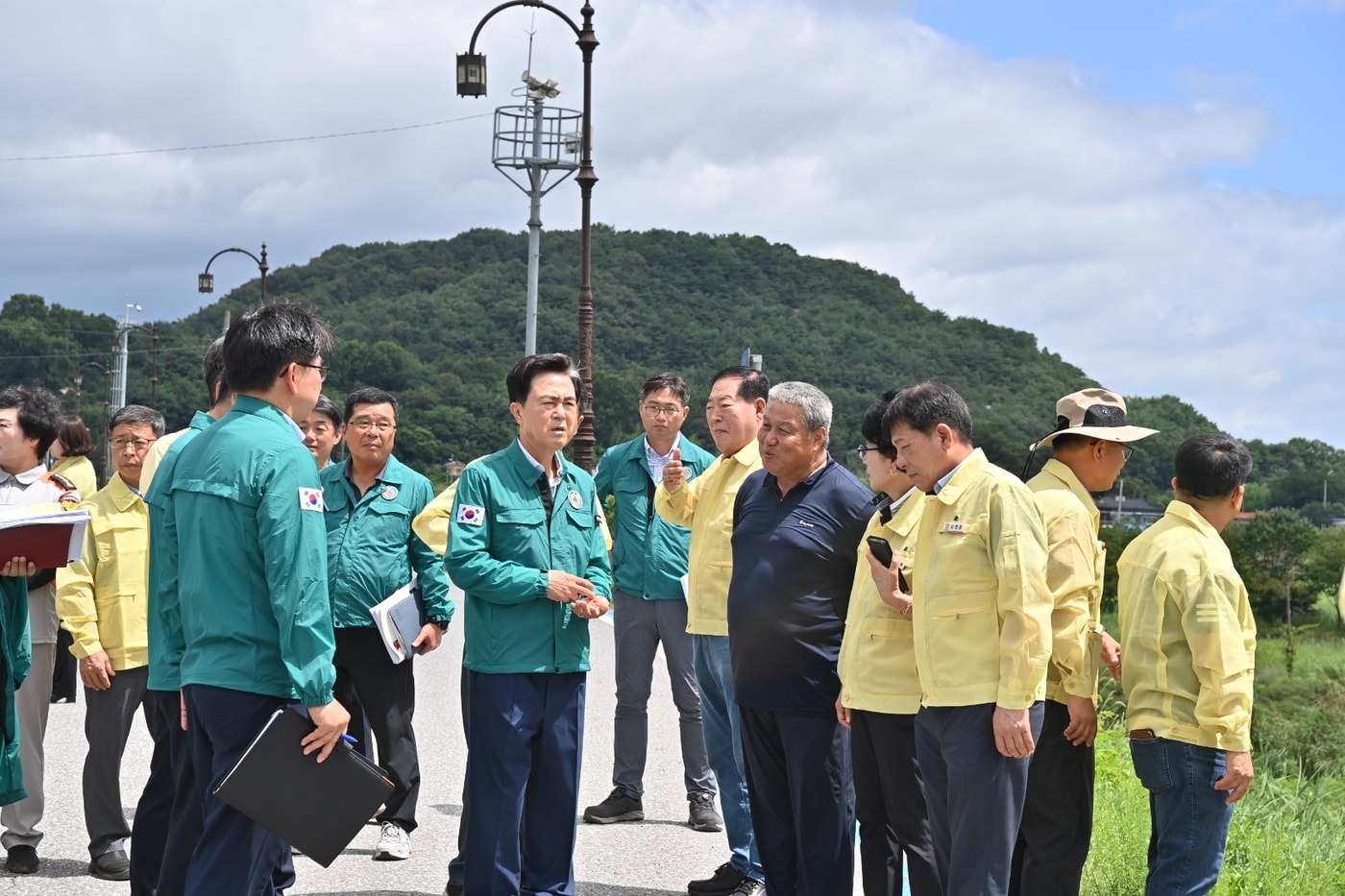  김태흠 충남지사(가운데)가 부여 나복 배수장을 찾아 현장 점검을 하고 있다.(충남도 제공. 재판매 및 DB금지)/뉴스1