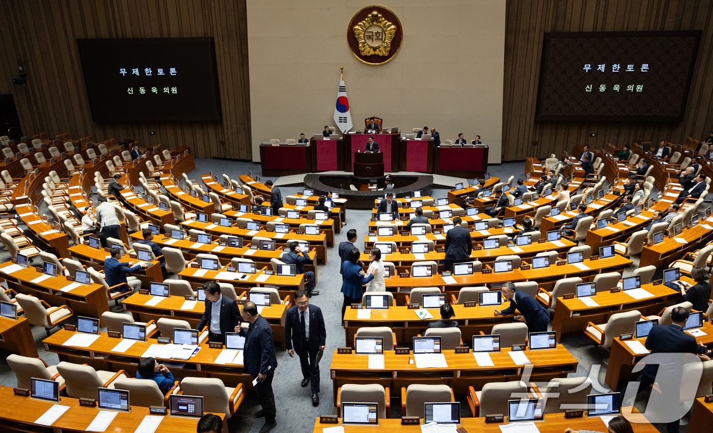 4일 서울 여의도 국회에서 열린 제427회 국회(임시회) 3차 본회의에서 방송법 일부개정법률안(대안)에 대한 신동욱 국민의힘 의원의 무제한토론(필리버스터)이 시작되자 여당 의원들이 본회의장을 나서고 있다. 2025.8.4/뉴스1 ⓒ News1 유승관 기자