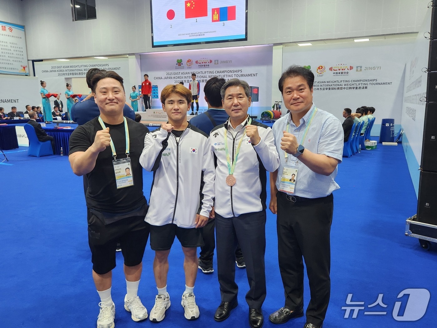 지난 7월 30일부터 8월 1일까지 중국 푸저우에서 열린 2025 동아시아역도선수권대회 및 한중일국제친선대회에 참가한 양구군청 직장운동경기부 역도팀과 서흥원 양구군수가 기념촬영을 하고 있다.(양구군청 제공. 재판매 및 DB금지)/뉴스1