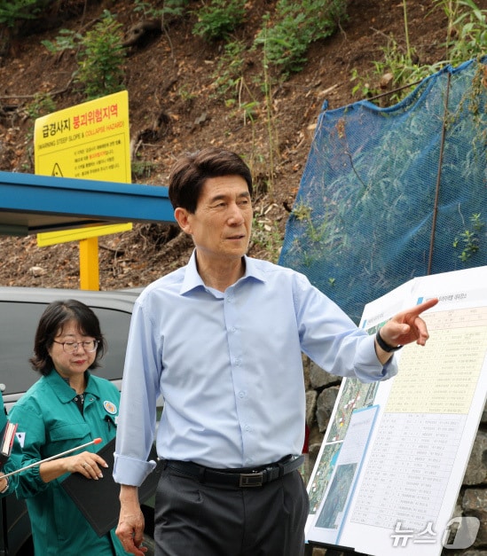 이강덕 경북 포항시장이 4일 북구 용흥동 산사태 위험 지역에서 현장 점검을 하고 있다. (포항시제공, 제판매 및 DB금지) 2025.8.4/뉴스1 