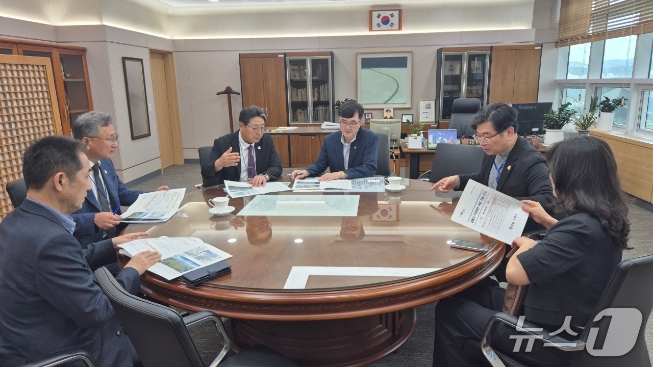 홍태용 김해시장이 4일 정부세종청사 기획재정부를 방문해 지역 현안 사업의 국비 지원 필요성을 설명하고 있다.&#40;김해시 제공. 재판매 및 DB금지&#41;
